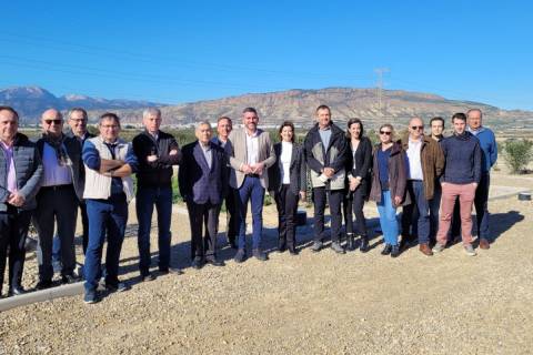 Foto de grupo de la visita al proyecto piloto.